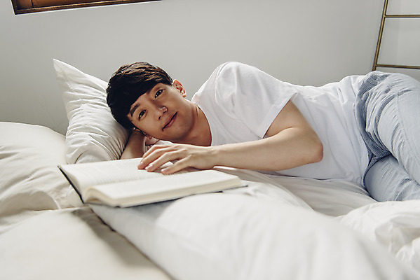 포토 JPG 라이프스타일 남자 여유 맨라이프 휴식 실내 한명 상반신 20대 성인 앞모습 책 눕기 독서 침실 한국인 침대 주말 성인남자한명만 코쿠닝족 국내포토 1 감정 뷰포인트 가구 컨셉 모션 사람 동양인 청년 내부 생활 신조어 남자한명만 성인남자만 파일형식