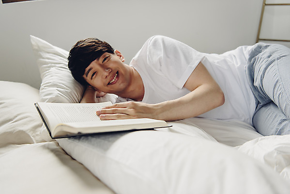 포토 JPG 라이프스타일 남자 여유 맨라이프 휴식 실내 한명 상반신 20대 성인 앞모습 책 눕기 침실 한국인 침대 주말 성인남자한명만 코쿠닝족 국내포토 1 감정 뷰포인트 가구 컨셉 모션 사람 동양인 청년 내부 생활 신조어 남자한명만 성인남자만 파일형식