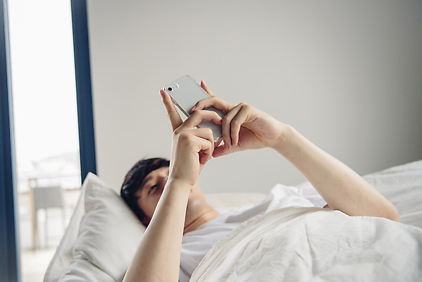 포토 JPG 라이프스타일 남자 여유 맨라이프 휴식 실내 한명 들기 상반신 20대 성인 앞모습 스마트폰 눕기 침실 한국인 침대 주말 성인남자한명만 코쿠닝족 국내포토 1 감정 뷰포인트 가구 컨셉 모션 사람 동양인 청년 내부 생활 핸드폰 스마트기기 신조어 남자한명만 성인남자만 파일형식