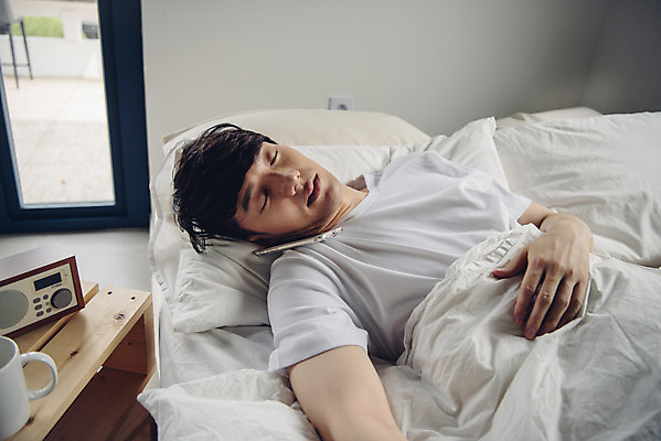 포토 JPG 라이프스타일 남자 여유 맨라이프 휴식 실내 한명 상반신 20대 성인 앞모습 눕기 눈감음 침실 한국인 침대 잠 주말 성인남자한명만 코쿠닝족 국내포토 1 감정 뷰포인트 가구 컨셉 모션 사람 동양인 청년 내부 생활 신조어 남자한명만 성인남자만 파일형식