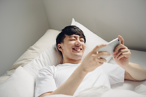 포토 JPG 라이프스타일 남자 여유 맨라이프 휴식 실내 한명 미소 들기 상반신 20대 성인 앞모습 스마트폰 눕기 침실 한국인 침대 주말 성인남자한명만 코쿠닝족 국내포토 1 감정 뷰포인트 가구 컨셉 모션 표정 사람 동양인 청년 내부 생활 핸드폰 스마트기기 신조어 남자한명만 성인남자만 파일형식