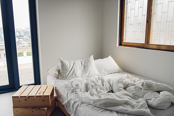 포토 JPG 라이프스타일 여유 침구 휴식 실내 사람없음 침실 이불 침대 주말 국내포토 감정 가구 컨셉 내부 생활 파일형식