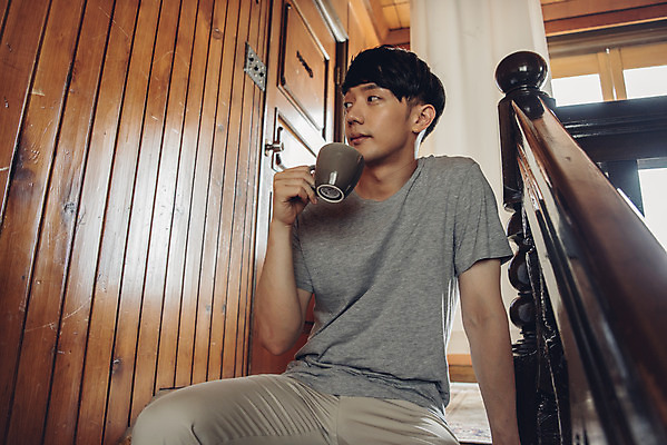 포토 JPG 라이프스타일 남자 여유 맨라이프 티타임 휴식 실내 한명 앉기 상반신 20대 성인 앞모습 컵 계단 한국인 주말 성인남자한명만 코쿠닝족 국내포토 1 식기 감정 뷰포인트 컨셉 모션 사람 동양인 청년 내부 생활 신조어 남자한명만 성인남자만 파일형식