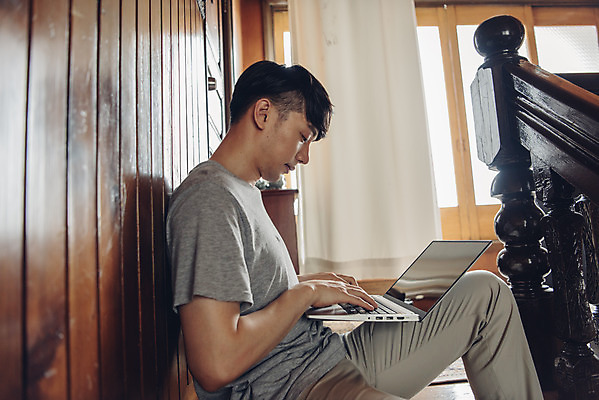 포토 JPG 라이프스타일 남자 여유 맨라이프 휴식 실내 한명 앉기 상반신 20대 성인 옆모습 노트북 계단 한국인 주말 성인남자한명만 코쿠닝족 국내포토 1 감정 뷰포인트 컨셉 모션 사람 동양인 청년 내부 생활 전자제품 신조어 남자한명만 성인남자만 파일형식