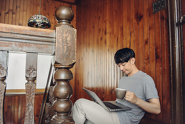 포토 JPG 라이프스타일 남자 여유 맨라이프 티타임 휴식 실내 한명 들기 앉기 상반신 20대 성인 옆모습 컵 노트북 계단 한국인 주말 성인남자한명만 코쿠닝족 국내포토 1 식기 감정 뷰포인트 컨셉 모션 사람 동양인 청년 내부 생활 전자제품 신조어 남자한명만 성인남자만 파일형식