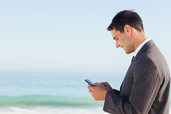 포토 JPG 해외이미지 백인 남자 행복 모래 바다 하늘 넥타이 휴가 짧은머리 갈색머리 한명 미소 사람 정장 20대 성인 야외 물 스마트폰 햇빛 맑음 재킷 잡기 비즈니스맨 성인남자한명만 해외202004 해외포토 자연요소 서양인 1 헤어스타일 잡화 옷 감정 비즈니스 모션 날씨 표정 청년 핸드폰 스마트기기 태양 외투 직장인 남자한명만 성인남자만 파일형식