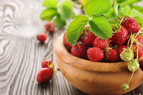 포토 JPG 해외이미지 열매 음식 백그라운드 잎 다이어트 과일 탁자 딸기 디저트 주택 건강 사람없음 목재 빨간색 초록색 컬러풀 침묵 활발 시골 신선 사발 닫기 선택 달콤 맛 먹기 유기농 질감 아로마 향 내추럴 숙성 많음 국경 맛있는 해외202004 해외포토 나무 식물 웰빙 컬러 가구 컨셉 재료 모션 건물 소리 사기그릇 파일형식