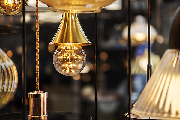 포토 JPG 전구 유리 조명 실내 밝음 근접촬영 사람없음 아웃포커스 빛 한개 전시 에너지 조명가게 국내포토 1 뷰포인트 재질 촬영기법 내부 상점 파일형식