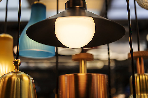 포토 JPG 전구 유리 조명 실내 밝음 근접촬영 사람없음 아웃포커스 빛 여러개 전시 에너지 조명가게 국내포토 뷰포인트 다수 재질 촬영기법 내부 상점 파일형식