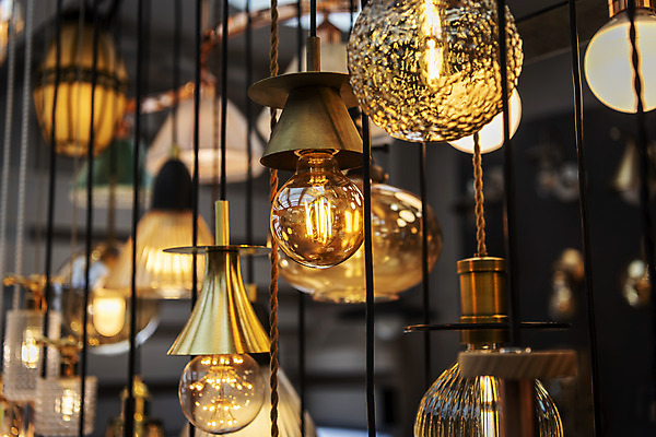 포토 JPG 전구 유리 조명 실내 밝음 근접촬영 사람없음 아웃포커스 빛 여러개 전시 에너지 조명가게 국내포토 뷰포인트 다수 재질 촬영기법 내부 상점 파일형식