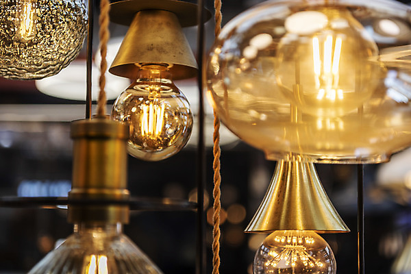 포토 JPG 전구 유리 조명 실내 밝음 근접촬영 사람없음 아웃포커스 빛 여러개 전시 에너지 조명가게 국내포토 뷰포인트 다수 재질 촬영기법 내부 상점 파일형식