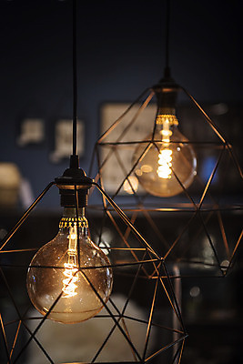 포토 JPG 전구 유리 조명 실내 밝음 근접촬영 사람없음 아웃포커스 빛 전시 에너지 두개 조명가게 국내포토 뷰포인트 2 재질 촬영기법 내부 상점 파일형식