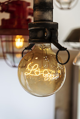 포토 JPG 전구 유리 조명 실내 밝음 사랑 근접촬영 사람없음 아웃포커스 빛 전시 에너지 두개 표현 조명가게 국내포토 감정 뷰포인트 2 재질 촬영기법 내부 상점 파일형식