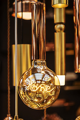 포토 JPG 전구 유리 조명 실내 밝음 근접촬영 사람없음 아웃포커스 빛 한개 희망 전시 에너지 표현 조명가게 국내포토 1 감정 뷰포인트 재질 촬영기법 내부 상점 파일형식