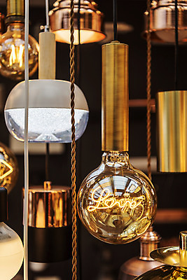 포토 JPG 전구 유리 조명 실내 밝음 사랑 근접촬영 사람없음 아웃포커스 빛 여러개 전시 에너지 표현 조명가게 국내포토 감정 뷰포인트 다수 재질 촬영기법 내부 상점 파일형식