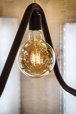 포토 JPG 전구 유리 조명 실내 밝음 근접촬영 사람없음 아웃포커스 빛 한개 전시 에너지 조명가게 국내포토 1 뷰포인트 재질 촬영기법 내부 상점 파일형식