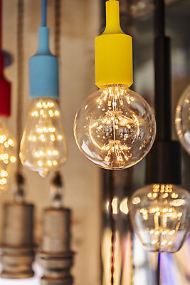 포토 JPG 전구 유리 조명 실내 밝음 근접촬영 사람없음 아웃포커스 빛 여러개 전시 에너지 조명가게 국내포토 뷰포인트 다수 재질 촬영기법 내부 상점 파일형식