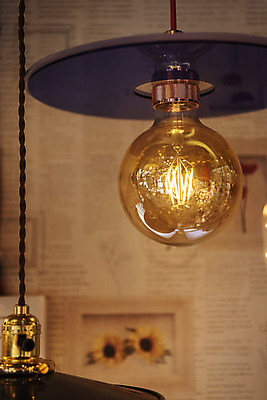 포토 JPG 전구 유리 조명 실내 밝음 근접촬영 사람없음 아웃포커스 빛 한개 전시 에너지 조명가게 국내포토 1 뷰포인트 재질 촬영기법 내부 상점 파일형식