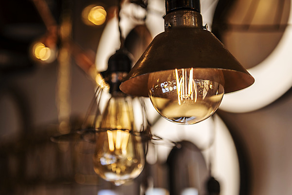 포토 JPG 전구 유리 조명 실내 밝음 근접촬영 사람없음 아웃포커스 빛 전시 에너지 두개 조명가게 국내포토 뷰포인트 2 재질 촬영기법 내부 상점 파일형식