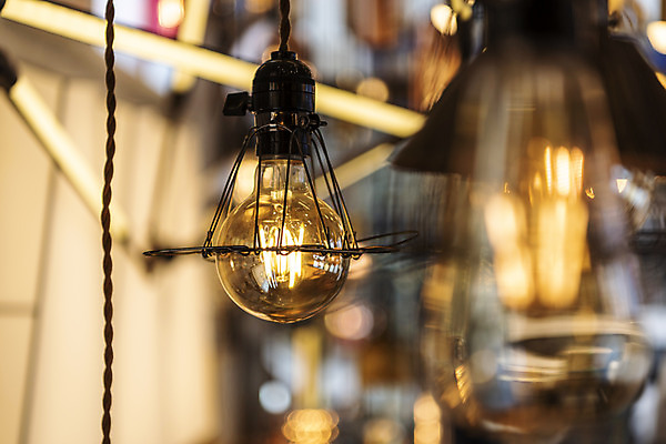 포토 JPG 전구 유리 조명 실내 밝음 근접촬영 사람없음 아웃포커스 빛 전시 에너지 두개 조명가게 국내포토 뷰포인트 2 재질 촬영기법 내부 상점 파일형식