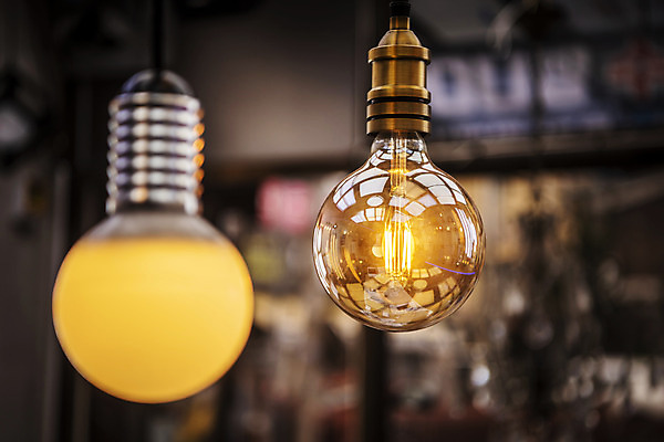 포토 JPG 전구 유리 조명 실내 밝음 근접촬영 사람없음 아웃포커스 빛 전시 에너지 두개 조명가게 국내포토 뷰포인트 2 재질 촬영기법 내부 상점 파일형식