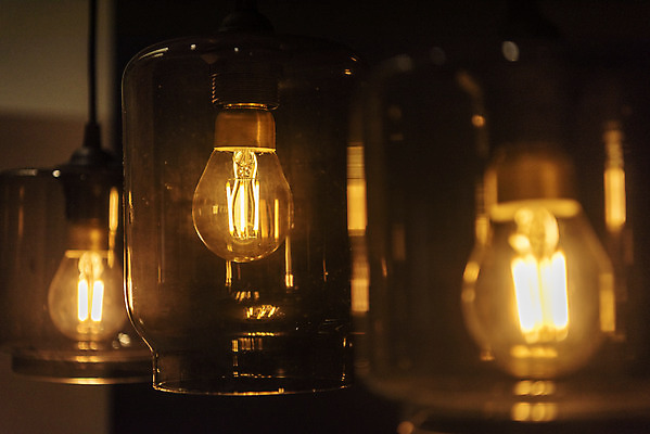 포토 JPG 전구 유리 조명 실내 밝음 근접촬영 사람없음 아웃포커스 빛 전시 에너지 세개 조명가게 국내포토 뷰포인트 재질 촬영기법 3 내부 상점 파일형식