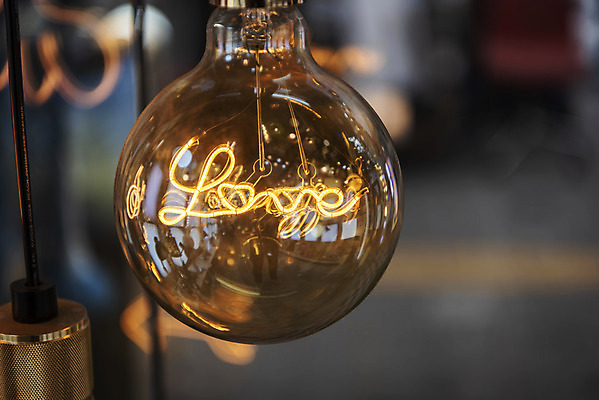 포토 JPG 전구 유리 조명 실내 밝음 사랑 근접촬영 사람없음 아웃포커스 빛 한개 전시 에너지 표현 조명가게 국내포토 1 감정 뷰포인트 재질 촬영기법 내부 상점 파일형식