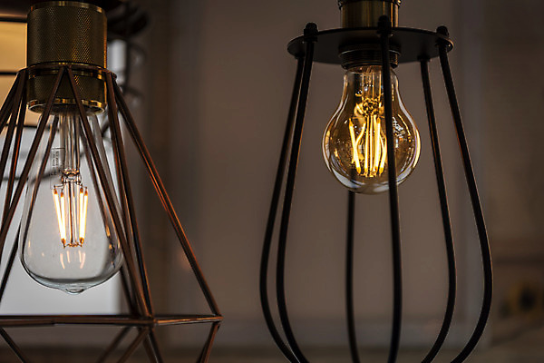 포토 JPG 전구 유리 조명 실내 밝음 근접촬영 사람없음 아웃포커스 빛 전시 에너지 두개 조명가게 국내포토 뷰포인트 2 재질 촬영기법 내부 상점 파일형식