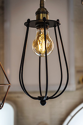 포토 JPG 전구 유리 조명 실내 밝음 근접촬영 사람없음 아웃포커스 빛 한개 전시 에너지 조명가게 국내포토 1 뷰포인트 재질 촬영기법 내부 상점 파일형식