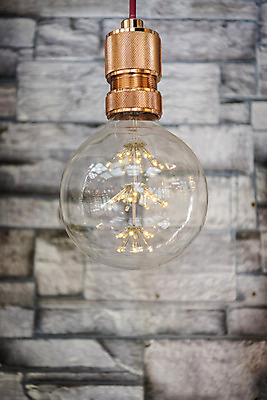 포토 JPG 전구 유리 조명 실내 밝음 근접촬영 사람없음 아웃포커스 빛 한개 전시 에너지 조명가게 국내포토 1 뷰포인트 재질 촬영기법 내부 상점 파일형식