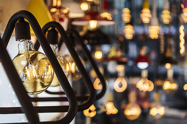 포토 JPG 전구 유리 조명 실내 밝음 근접촬영 사람없음 아웃포커스 빛 여러개 전시 에너지 조명가게 국내포토 뷰포인트 다수 재질 촬영기법 내부 상점 파일형식