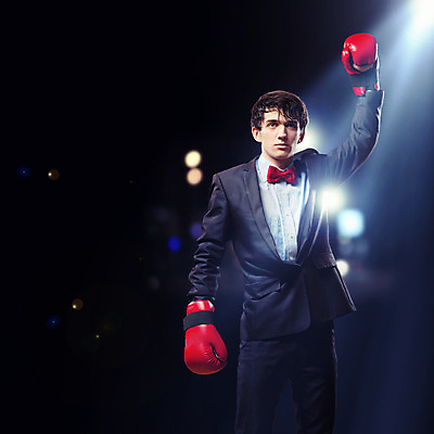 포토 JPG 해외이미지 백인 손 남자 포즈 비즈니스 사업가 한명 서기 사람 정장 성인 경쟁 펀치 비즈니스맨 충돌 성인남자한명만 해외202004 해외포토 서양인 직업 1 옷 컨셉 모션 신체부위 직장인 남자한명만 성인남자만 파일형식