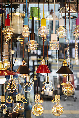 포토 JPG 전구 유리 조명 실내 밝음 근접촬영 사람없음 아웃포커스 빛 여러개 전시 에너지 조명가게 국내포토 뷰포인트 다수 재질 촬영기법 내부 상점 파일형식