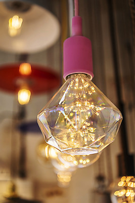 포토 JPG 전구 유리 조명 실내 밝음 근접촬영 사람없음 아웃포커스 빛 한개 전시 에너지 조명가게 국내포토 1 뷰포인트 재질 촬영기법 내부 상점 파일형식