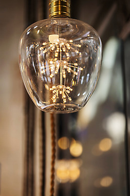 포토 JPG 전구 유리 조명 실내 밝음 근접촬영 사람없음 아웃포커스 빛 한개 전시 에너지 조명가게 국내포토 1 뷰포인트 재질 촬영기법 내부 상점 파일형식