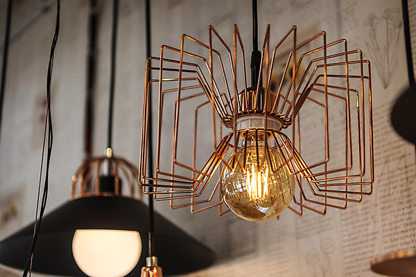 포토 JPG 전구 유리 조명 실내 밝음 근접촬영 사람없음 아웃포커스 빛 전시 에너지 두개 조명가게 국내포토 뷰포인트 2 재질 촬영기법 내부 상점 파일형식