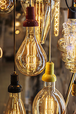 포토 JPG 전구 유리 조명 실내 밝음 근접촬영 사람없음 아웃포커스 빛 여러개 전시 에너지 조명가게 국내포토 뷰포인트 다수 재질 촬영기법 내부 상점 파일형식