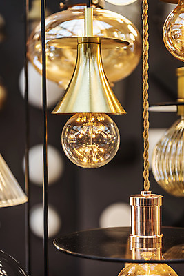 포토 JPG 전구 유리 조명 실내 밝음 근접촬영 사람없음 아웃포커스 빛 여러개 전시 에너지 조명가게 국내포토 뷰포인트 다수 재질 촬영기법 내부 상점 파일형식