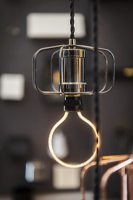 포토 JPG 전구 유리 조명 실내 밝음 근접촬영 사람없음 아웃포커스 빛 한개 전시 에너지 조명가게 국내포토 1 뷰포인트 재질 촬영기법 내부 상점 파일형식