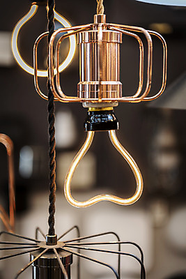 포토 JPG 전구 유리 조명 실내 밝음 근접촬영 사람없음 아웃포커스 빛 전시 에너지 두개 조명가게 국내포토 뷰포인트 2 재질 촬영기법 내부 상점 파일형식