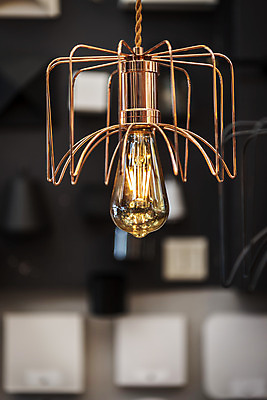 포토 JPG 전구 유리 조명 실내 밝음 근접촬영 사람없음 아웃포커스 빛 한개 전시 에너지 조명가게 국내포토 1 뷰포인트 재질 촬영기법 내부 상점 파일형식