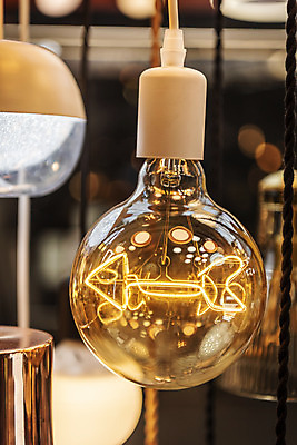 포토 JPG 도형 화살표 전구 유리 조명 실내 밝음 근접촬영 사람없음 아웃포커스 빛 한개 전시 에너지 조명가게 국내포토 1 뷰포인트 재질 촬영기법 내부 상점 파일형식