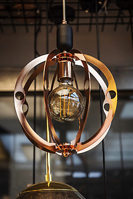 포토 JPG 전구 유리 조명 실내 밝음 근접촬영 사람없음 아웃포커스 빛 한개 전시 에너지 조명가게 국내포토 1 뷰포인트 재질 촬영기법 내부 상점 파일형식