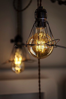 포토 JPG 전구 유리 조명 실내 밝음 근접촬영 사람없음 아웃포커스 빛 전시 에너지 두개 조명가게 국내포토 뷰포인트 2 재질 촬영기법 내부 상점 파일형식