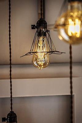 포토 JPG 전구 유리 조명 실내 밝음 근접촬영 사람없음 아웃포커스 빛 전시 에너지 두개 조명가게 국내포토 뷰포인트 2 재질 촬영기법 내부 상점 파일형식