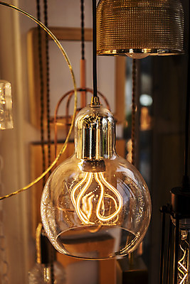 포토 JPG 전구 유리 조명 실내 밝음 근접촬영 사람없음 아웃포커스 빛 한개 전시 에너지 조명가게 국내포토 1 뷰포인트 재질 촬영기법 내부 상점 파일형식