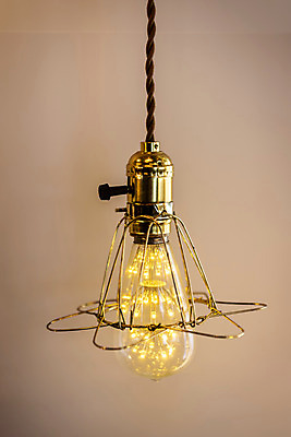 포토 JPG 전구 유리 조명 실내 밝음 근접촬영 사람없음 아웃포커스 빛 한개 전시 에너지 조명가게 국내포토 1 뷰포인트 재질 촬영기법 내부 상점 파일형식