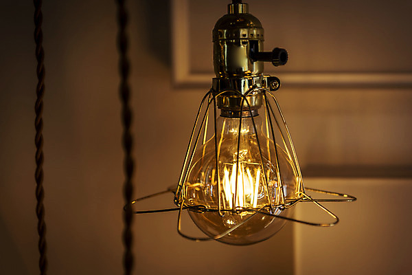 포토 JPG 전구 유리 조명 실내 밝음 근접촬영 사람없음 아웃포커스 빛 한개 전시 에너지 조명가게 국내포토 1 뷰포인트 재질 촬영기법 내부 상점 파일형식