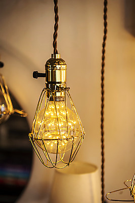 포토 JPG 전구 유리 조명 실내 밝음 근접촬영 사람없음 아웃포커스 빛 한개 전시 에너지 조명가게 국내포토 1 뷰포인트 재질 촬영기법 내부 상점 파일형식