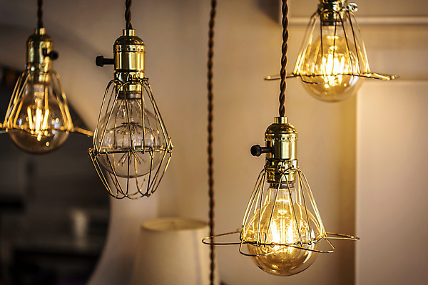 포토 JPG 전구 유리 조명 실내 밝음 근접촬영 사람없음 아웃포커스 빛 여러개 전시 에너지 조명가게 국내포토 뷰포인트 다수 재질 촬영기법 내부 상점 파일형식